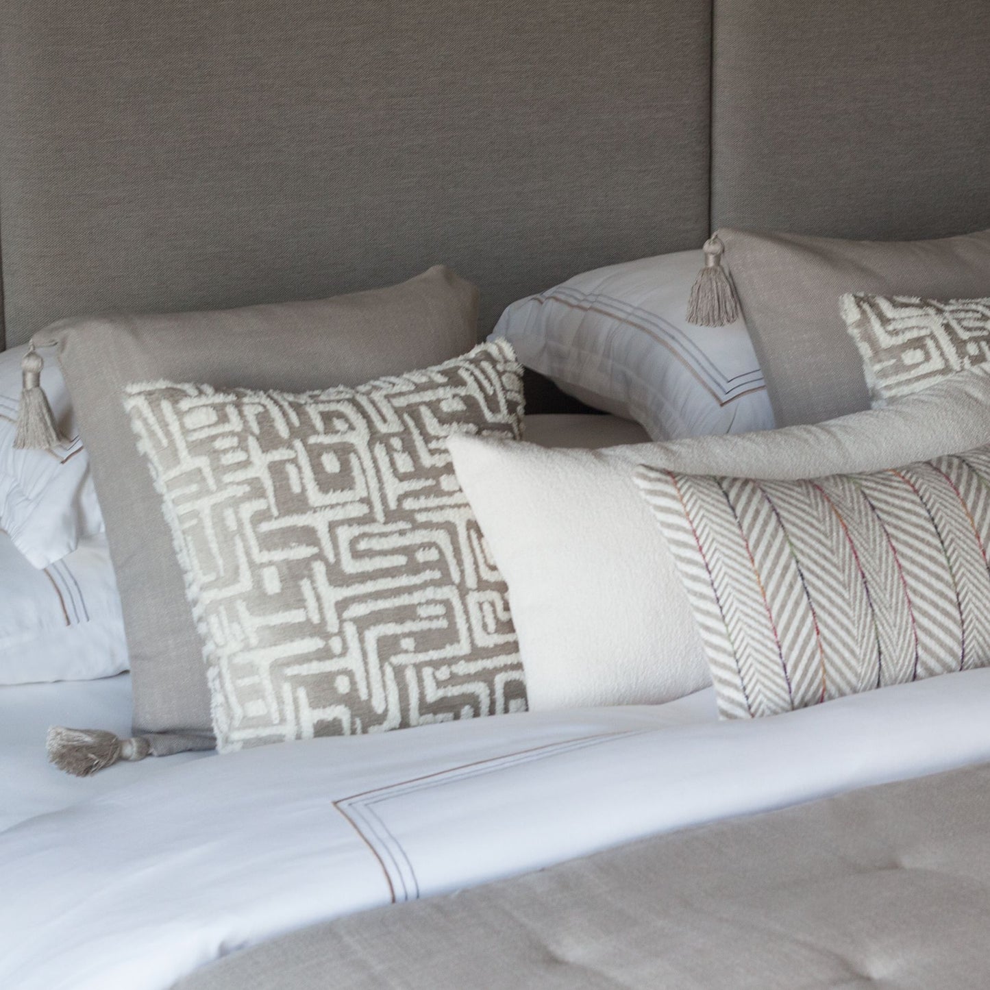Loom Linen Tasseled Bed Runner + 6 Pillow Set Gilda Sense (Cover Only)