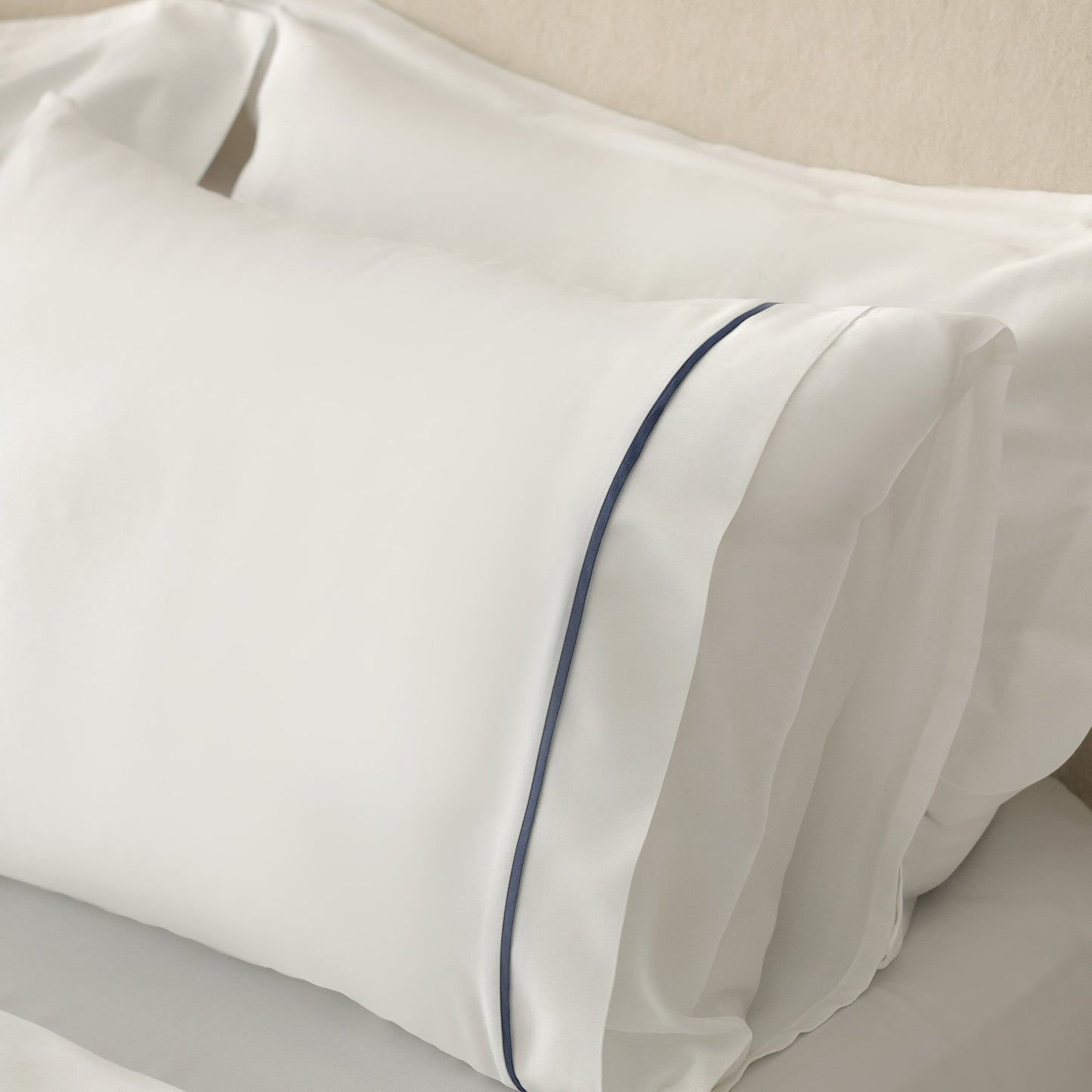 Lusso' 100% Cotton Double White Duvet Cover Set with Navy Blue Welt